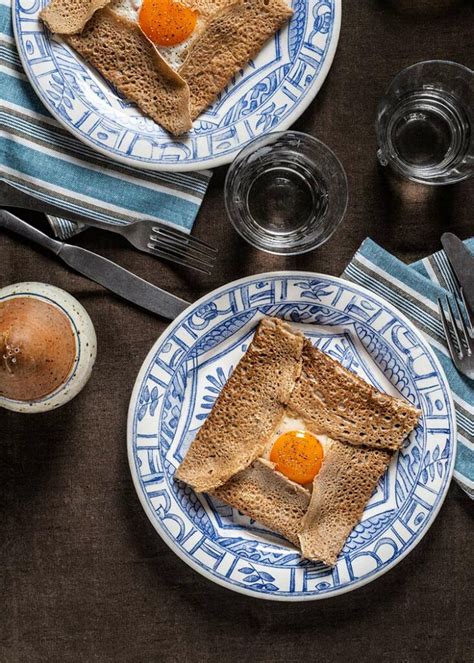Crepes de trigo sarraceno con salmón y espinacas