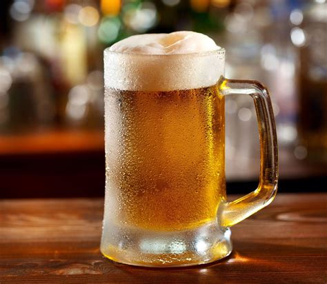 Esquema de una jarra de cerveza con tapa y su mecanismo