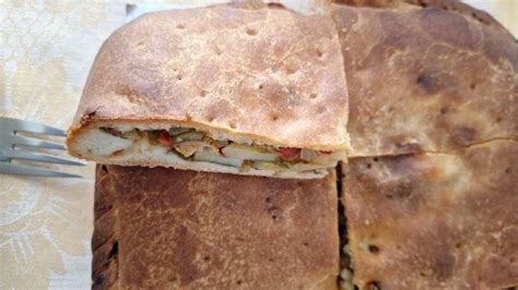 Empanada berciana con su relleno tradicional