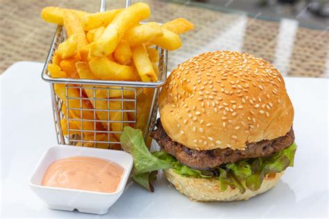 Primer plano de una hamburguesa clásica con patatas fritas