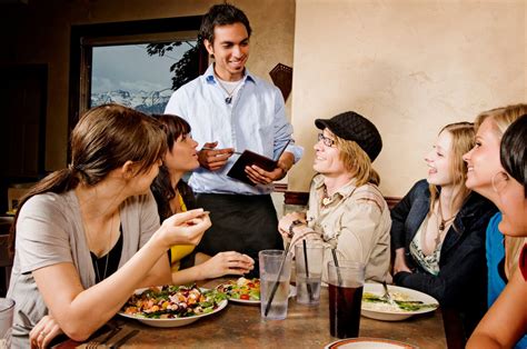 Interior de un restaurante informal con personal atendiendo a los clientes
