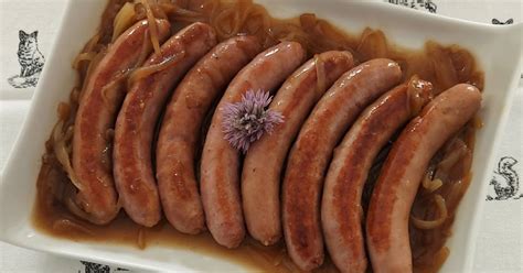 Salchichas con cebolla caramelizada