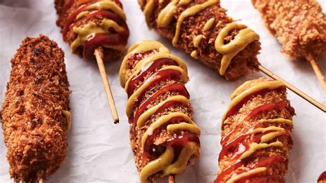 Corn dogs caseros con salsa