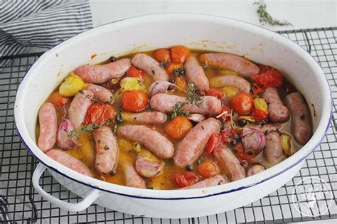 Salchichas al horno con tomates y hierbas