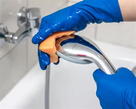 proceso de limpieza de una alcachofa de ducha con vinagre