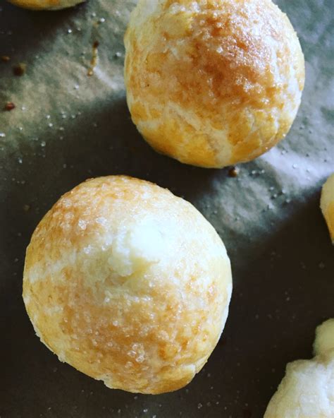 Bolitas de hojaldre rellenas de queso crema