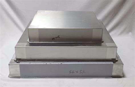 Variedad de moldes cuadrados y rectangulares para repostería