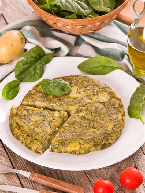 Tortilla de patatas con espinacas en un plato de servir