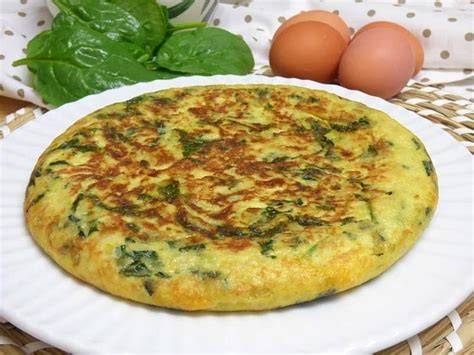 Tortilla de patatas con espinacas y salsa cremosa de nueces