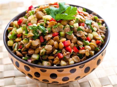 Variedad de ingredientes para ensalada de lentejas