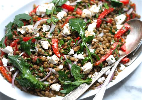 Ensalada de lentejas mediterránea con queso feta