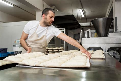 Estudiantes practicando en una panadería