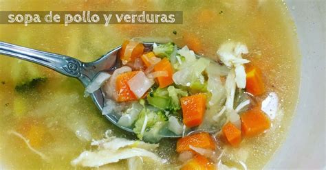 Sopa de pollo y verduras en cazo