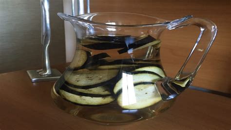 Vaso de agua de berenjena con rodajas de berenjena