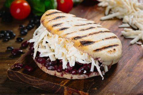 Foto: Arepa rellena de caraotas y queso blanco