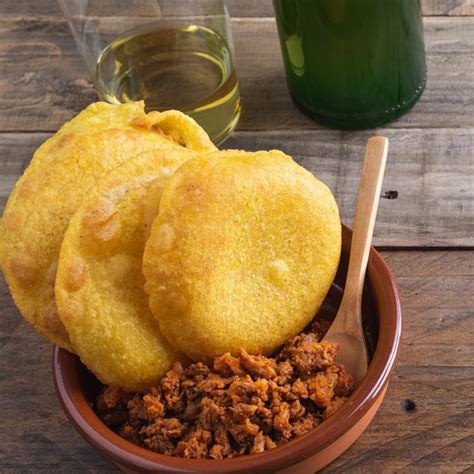 Tortos de maíz friéndose en aceite