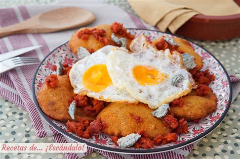 Tortos de maíz con huevos fritos y picadillo