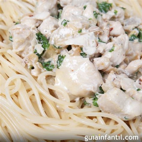 Espaguetis con pollo y salsa de jengibre listos para servir