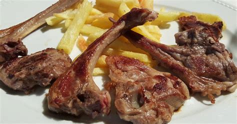 Chuletas de cordero con Coca-Cola en un plato