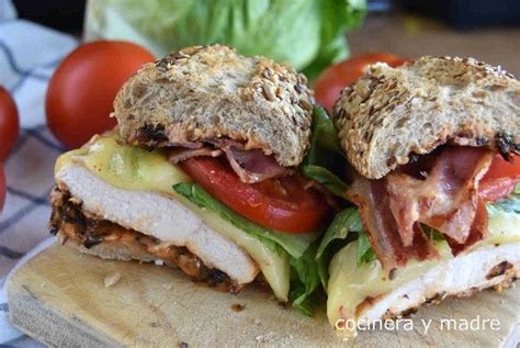 Bocadillo de pollo, bacon, lechuga y tomate