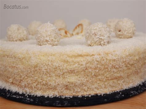 Tarta Raffaello terminada con galletas y coco