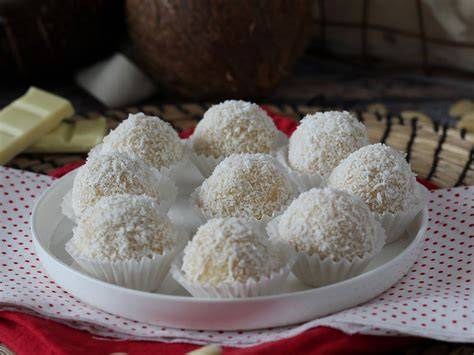 Tarta Raffaello decorada con bombones caseros