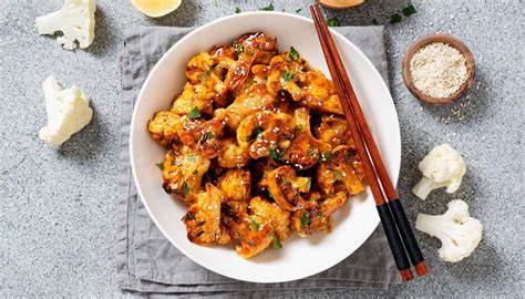 Variedad de platos con coliflor