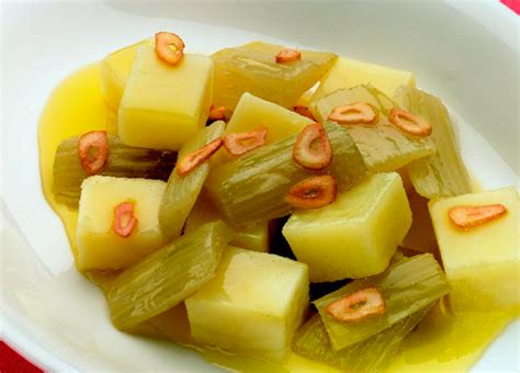 Plato terminado de cardo con patatas gratinado