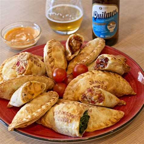 Variedad de empanadas artesanales expuestas en un mostrador