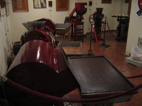 Interior del Museo del Chocolate Valor con maquinaria antigua