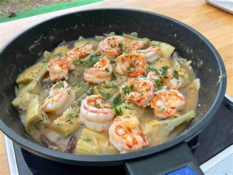 Alcachofas y gambas en un plato