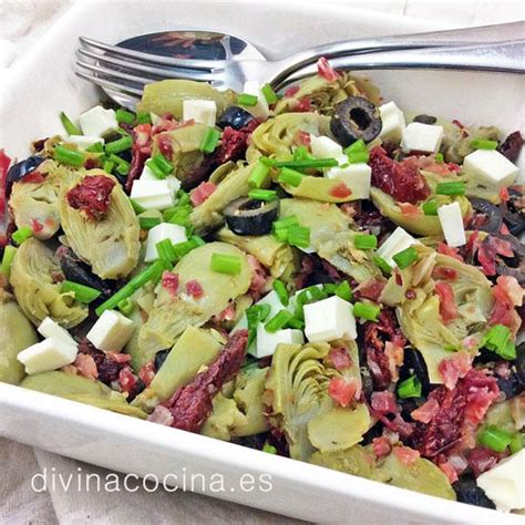 Plato de ensalada templada con alcachofas y gambas