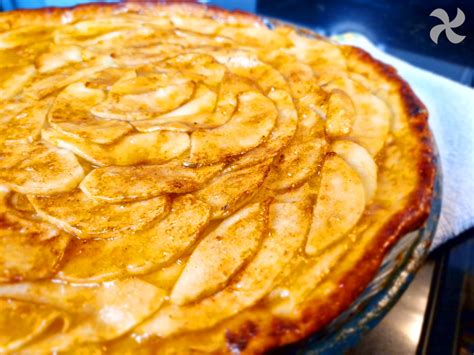 Tarta de manzana francesa recién horneada con un toque de canela