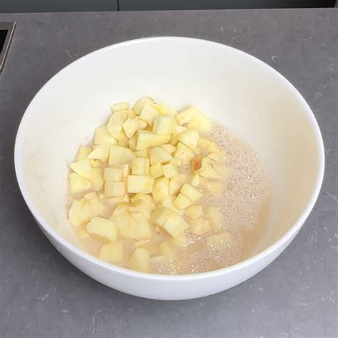 Proceso de mezcla de la masa con las manzanas cortadas