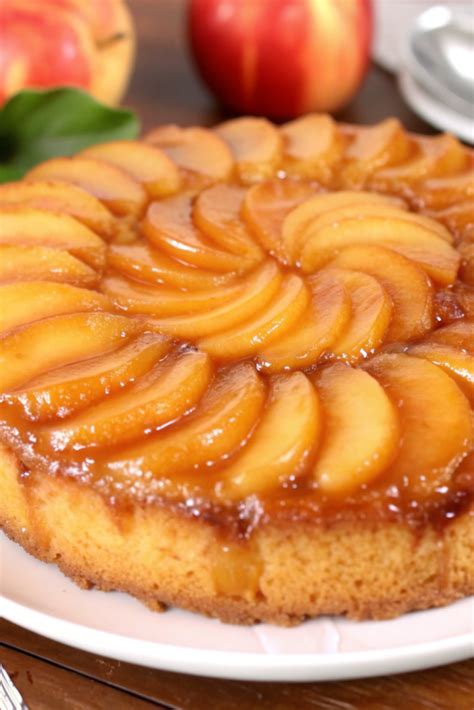 Porción de tarta de manzana servida en un plato