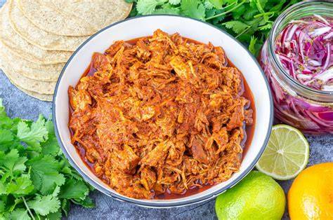 Plato de cochinitapibil con annatto