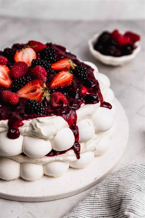 Pavlova con frutos rojos frescos
