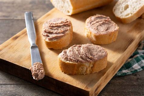 Paté de sardinas con zanahoria sobre tostadas