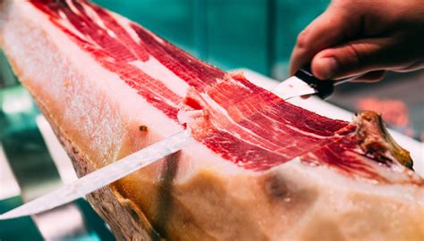 Corte de jamón ibérico de Guijuelo mostrando su infiltración de grasa