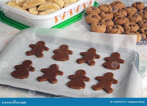 Molde de pan de jengibre en el horno