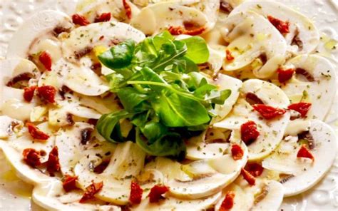 Carpaccio de hongos con nueces y granada