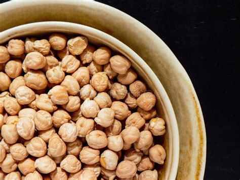 Garbanzos secos en un bol