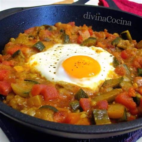 Pisto de verduras con huevos fritos en sartén