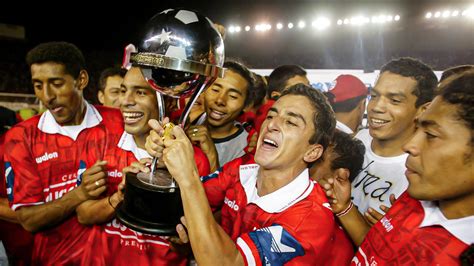 Freddy Ternero levantando la Copa Sudamericana con Cienciano