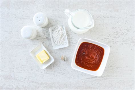 Ingredientes básicos para la salsa Aurora