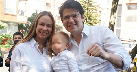 Familia Martí Puig despidiéndose de su panadería