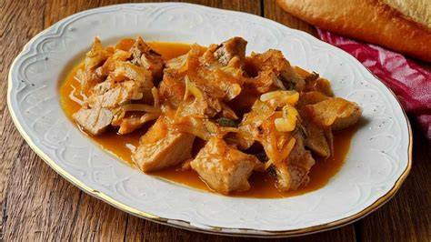 Atún encebollado en fuente de barro listo para el horno