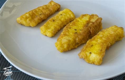 Bacalao rebozado recién frito y escurriéndose en una rejilla