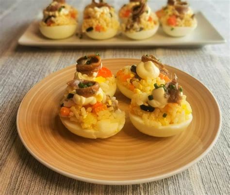 Plato de huevos rellenos con mayonesa y aderezos especiales