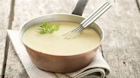 Salsa velouté en una cacerola